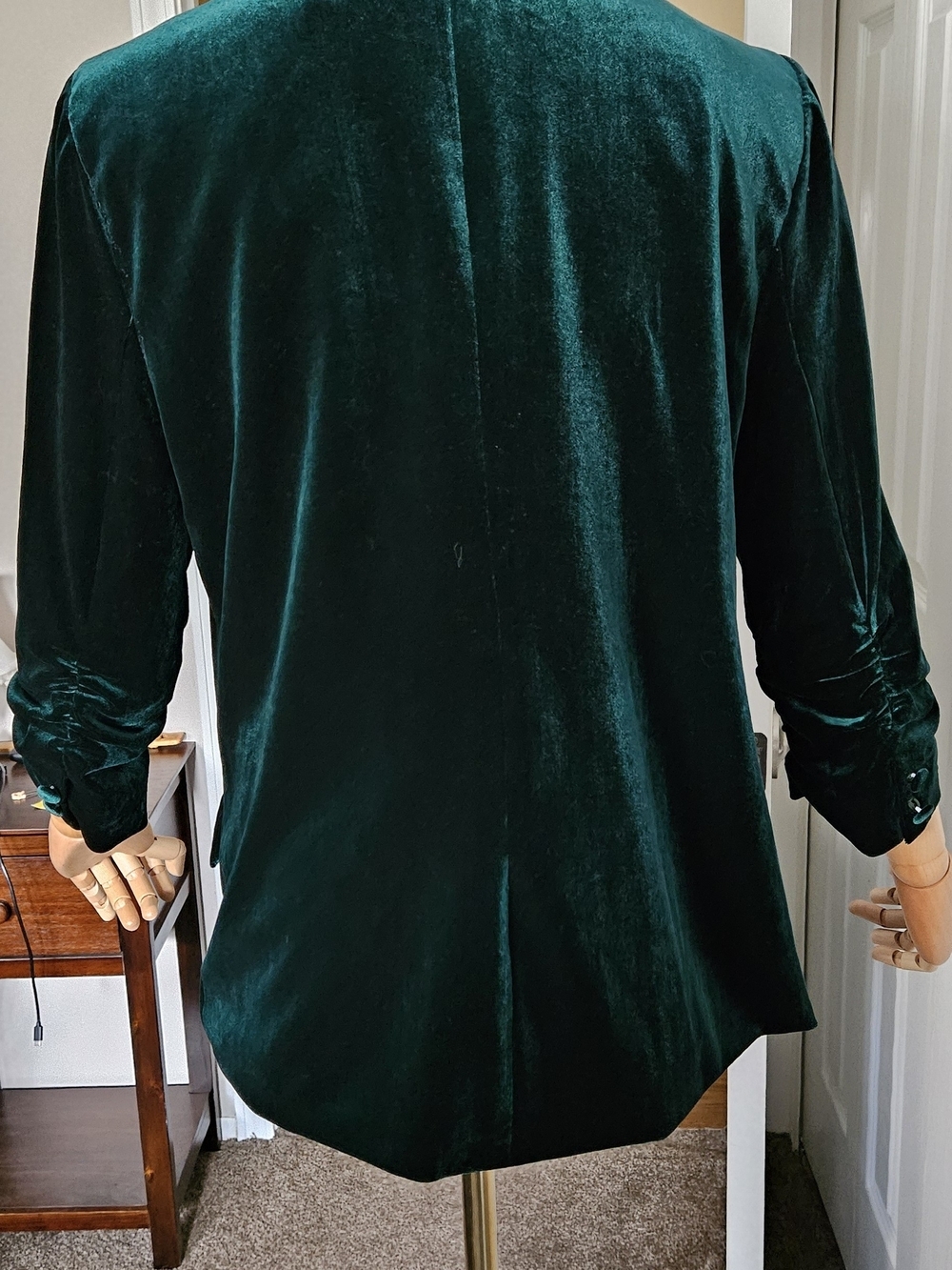 Vibrant Green Crushed Velvet Blazer With Contrasted Floral Print Lining. Holiday - Picture 4 of 11